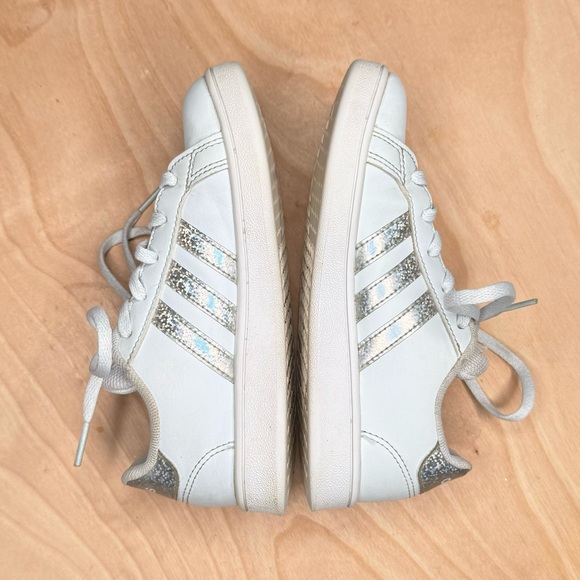 adidas Kids Sneakers White with Glitter Stripes - Picture 1 of 8